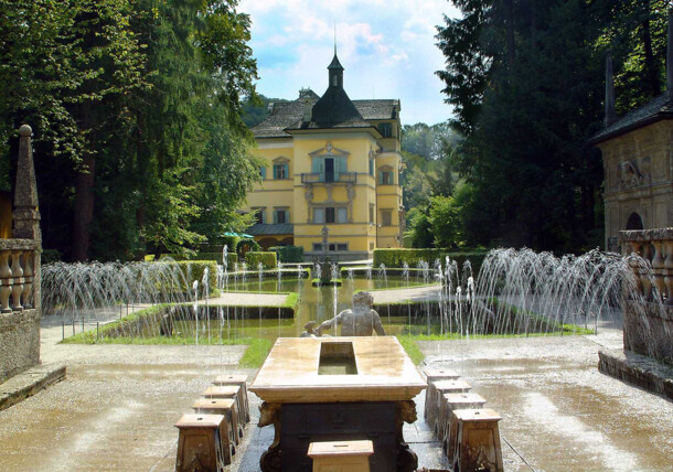     Dvorec Hellbrunn s knežjo mizo v Salzburgu 